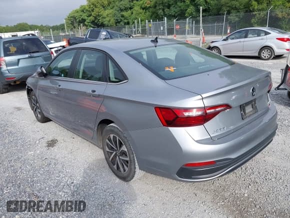 ✅ 2022 Volkswagen Jetta S • VIN: 3VWCM7BUXNM001782 • Lot: 42996106. Wystawiony na IAAI z przebiegiem 54 528 mil. Bezpłatny archiwum sprzedaży aukcyjnych z USA i szczegółowy raport historii pojazdu na DreamBid. Zdjęcie 3.