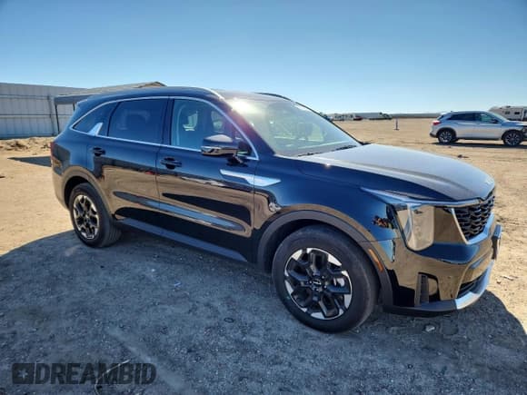 ✅ 2025 Kia Sorento S • VIN: 5XYRL4JC2SG388408 • Lot: 82745065. Listed on Copart with 10,852 mi. Free auction sales archive from the USA and detailed vehicle history report at DreamBid. Image 4.