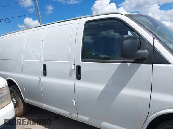 ✅ 2024 GMC Savana Cargo • VIN: 1GTW7AF7XR1197119 • Lot: 42821622. Wystawiony na IAAI z przebiegiem Nie podano. Bezpłatny archiwum sprzedaży aukcyjnych z USA i szczegółowy raport historii pojazdu na DreamBid. Zdjęcie 13.