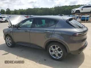 2024 Dodge Hornet R/T z VIN ZACPDFCW6R3A29068, wystawiony jako Copart lot #61591825 z przebiegiem Nie podano mil oraz Nie do naprawy • Non repairable. Historia ofert i sprzedaży dostępna na DreamBid. Obrazek 2.