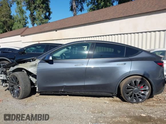 ✅ 2022 Tesla Model Y Performance • VIN: 7SAYGDEF3NF405901 • Lot: 43473548. Listed on IAAI with 23,024 mi. Free auction sales archive from the USA and detailed vehicle history report at DreamBid. Image 15.