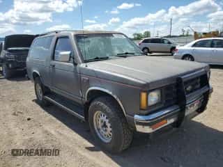 1986 Chevrolet Blazer z VIN 1G8CT18R3G0142280, wystawiony jako Copart lot #57098885 z przebiegiem 145 835 mil mil oraz Szkoda całkowita • Salvage title. Historia ofert i sprzedaży dostępna na DreamBid. Obrazek 4.