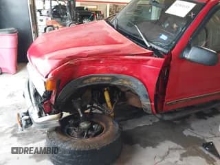 ✅ 1996 Chevrolet Silverado 2500 • VIN: 1GCGK29R8TE261258 • Lot: 42583551. Wystawiony na IAAI z przebiegiem 213 219 mil. Bezpłatny archiwum sprzedaży aukcyjnych z USA i szczegółowy raport historii pojazdu na DreamBid. Zdjęcie 6.