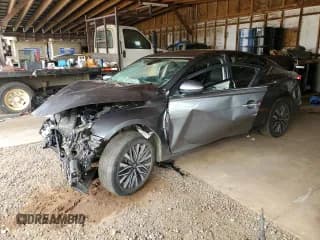 ✅ 2023 Nissan Altima SV • VIN: 1N4BL4DW9PN370386 • Lot: 67442845. Wystawiony na Copart z przebiegiem 33 566 mil. Bezpłatny archiwum sprzedaży aukcyjnych z USA i szczegółowy raport historii pojazdu na DreamBid. Zdjęcie 1.