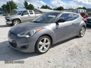 2015 Hyundai Veloster z VIN KMHTC6AD5FU227447, wystawiony jako Copart lot #82209535 z przebiegiem 164 485 mil mil oraz Czysty tytuł • Clean title. Historia ofert i sprzedaży dostępna na DreamBid. Obrazek 1.