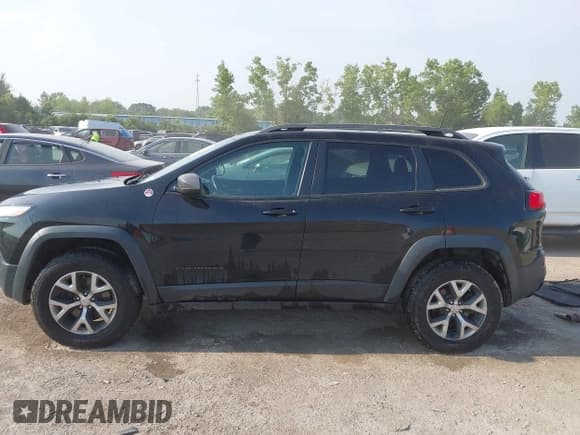 ✅ 2017 Jeep Cherokee Trailhawk • VIN: 1C4PJMBB5HW581070 • Лот: 42783250. Опубликован ранее на IAAI с пробегом 171 128 миль. Бесплатный доступ к архиву аукционных продаж из США и подробный отчёт об истории автомобиля на DreamBid. Изображение 15.