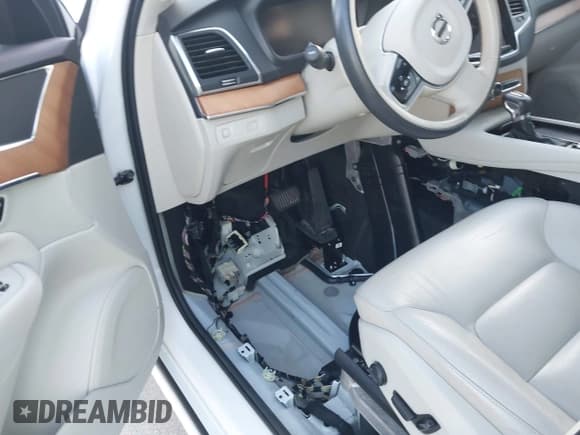 ✅ 2022 Volvo XC90 Momentum • VIN: YV4102CK1N1783874 • Лот: 43616340. Опубликован ранее на IAAI с пробегом 82 228 миль. Бесплатный доступ к архиву аукционных продаж из США и подробный отчёт об истории автомобиля на DreamBid. Изображение 13.