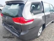 ✅ 2013 Toyota Sienna L • VIN: 5TDZK3DC4DS284422 • Lot: 43499374. Wystawiony na IAAI z przebiegiem 183 570 mil. Bezpłatny archiwum sprzedaży aukcyjnych z USA i szczegółowy raport historii pojazdu na DreamBid. Zdjęcie 18.