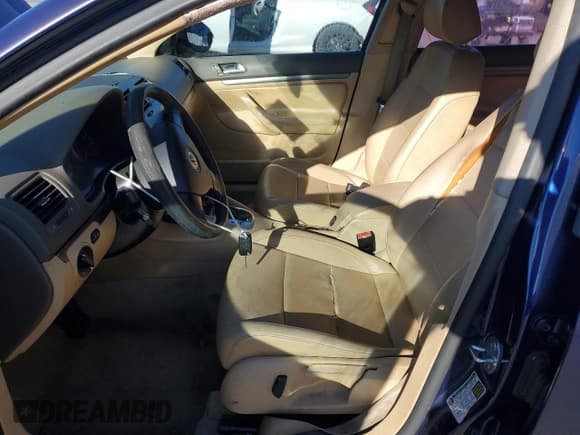 ✅ 2006 Volkswagen Jetta 2.5L • VIN: 3VWRF71K46M711623 • Лот: 92790855. Опубликован ранее на Copart с пробегом 156 215 миль. Бесплатный доступ к архиву аукционных продаж из США и подробный отчёт об истории автомобиля на DreamBid. Изображение 7.