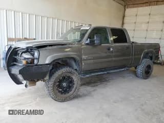 ✅ 2006 Chevrolet Silverado 2500HD LT1 • VIN: 1GCHK23D26F160135 • Lot: 48305535. Wystawiony na Copart z przebiegiem 220 176 mil. Bezpłatny archiwum sprzedaży aukcyjnych z USA i szczegółowy raport historii pojazdu na DreamBid. Zdjęcie 1.