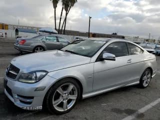 ✅ 2012 Mercedes-Benz C 250 • VIN: WDDGJ4HB8CF755686 • Lot: 85531115. Wystawiony na Copart z przebiegiem 141 386 mil. Bezpłatny archiwum sprzedaży aukcyjnych z USA i szczegółowy raport historii pojazdu na DreamBid. Zdjęcie 1.