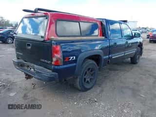 2005 Chevrolet Silverado 1500 LS z VIN 2GCEK13T551396840, wystawiony jako IAAI lot #43411518 z przebiegiem Nie podano mil oraz . Historia ofert i sprzedaży dostępna na DreamBid. Obrazek 4.