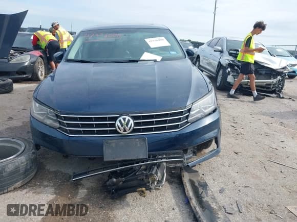 ✅ 2018 Volkswagen Passat SE • VIN: 1VWBA7A36JC040183 • Lot: 42338088. Wystawiony na IAAI z przebiegiem 86 591 mil. Bezpłatny archiwum sprzedaży aukcyjnych z USA i szczegółowy raport historii pojazdu na DreamBid. Zdjęcie 12.