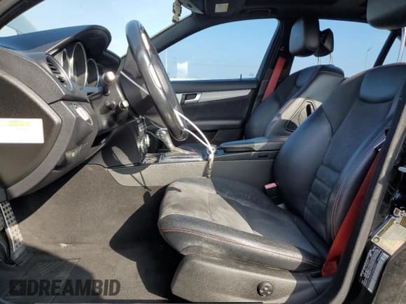 ✅ 2013 Mercedes-Benz C 300 Sport • VIN: WDDGF8AB7DA804037 • Lot: 90133835. Wystawiony na Copart z przebiegiem 145 998 mil. Bezpłatny archiwum sprzedaży aukcyjnych z USA i szczegółowy raport historii pojazdu na DreamBid. Zdjęcie 7.