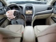 ✅ 2019 Lincoln MKC Standard • VIN: 5LMCJ1D98KUL37318 • Lot: 81398564. Wystawiony na Copart z przebiegiem 35 929 mil. Bezpłatny archiwum sprzedaży aukcyjnych z USA i szczegółowy raport historii pojazdu na DreamBid. Zdjęcie 8.