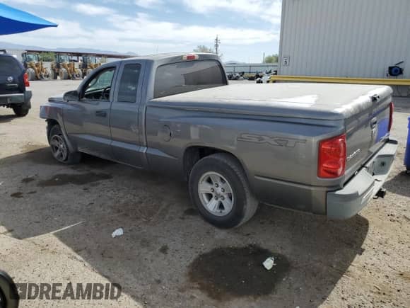 2008 Dodge Dakota SXT z VIN 1D7HE32KX8S553863, wystawiony jako Copart lot #58553865 z przebiegiem 78 943 mil mil oraz Szkoda całkowita • Salvage title. Historia ofert i sprzedaży dostępna na DreamBid. Obrazek 2.