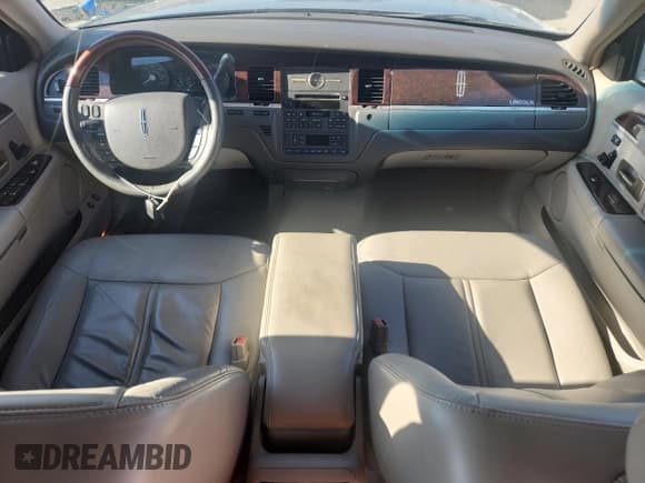 ✅ 2007 Lincoln Town Car Signature Limited • VIN: 1LNHM82V47Y601238 • Lot: 89624205. Wystawiony na Copart z przebiegiem 167 006 mil. Bezpłatny archiwum sprzedaży aukcyjnych z USA i szczegółowy raport historii pojazdu na DreamBid. Zdjęcie 8.