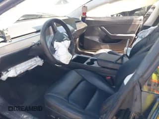 ✅ 2021 Tesla Model 3 Standard Range Plus • VIN: 5YJ3E1EA2MF907099 • Lot: 43425780. Wystawiony na IAAI z przebiegiem 57 770 mil. Bezpłatny archiwum sprzedaży aukcyjnych z USA i szczegółowy raport historii pojazdu na DreamBid. Zdjęcie 5.