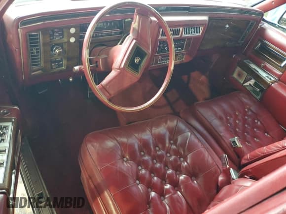 ✅ 1987 Cadillac Brougham • VIN: 1G6DW51Y8H9760303 • Lot: 59555665. Wystawiony na Copart z przebiegiem 34 784 mil. Bezpłatny archiwum sprzedaży aukcyjnych z USA i szczegółowy raport historii pojazdu na DreamBid. Zdjęcie 8.