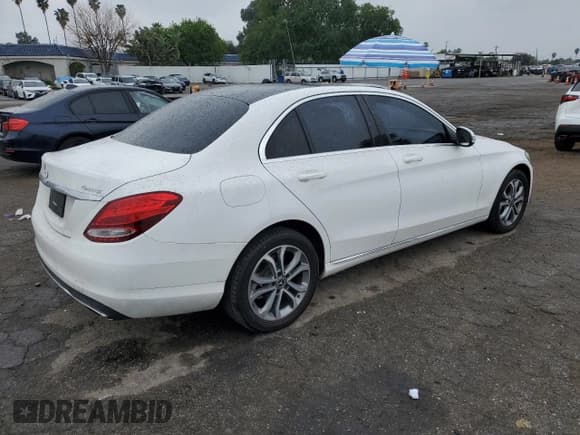 ✅ 2017 Mercedes-Benz C 300 • VIN: WDDWF4KB5HR304016 • Lot: 47482675. Wystawiony na Copart z przebiegiem 76 560 mil. Bezpłatny archiwum sprzedaży aukcyjnych z USA i szczegółowy raport historii pojazdu na DreamBid. Zdjęcie 3.