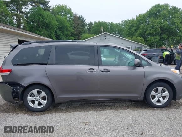 ✅ 2014 Toyota Sienna LE AAS • VIN: 5TDKK3DC8ES422689 • Lot: 42306029. Listed on IAAI with 41,627 mi. Free auction sales archive from the USA and detailed vehicle history report at DreamBid. Image 13.