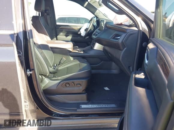 ✅ 2022 Chevrolet Suburban Premier • VIN: 1GNSKFKD1NR223325 • Lot: 40848831. Wystawiony na IAAI z przebiegiem 52 798 mil. Bezpłatny archiwum sprzedaży aukcyjnych z USA i szczegółowy raport historii pojazdu na DreamBid. Zdjęcie 5.