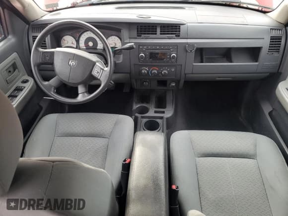 ✅ 2008 Dodge Dakota SXT • VIN: 1D7HW38K28S597134 • Lot: 91841135. Wystawiony na Copart z przebiegiem 157 792 mil. Bezpłatny archiwum sprzedaży aukcyjnych z USA i szczegółowy raport historii pojazdu na DreamBid. Zdjęcie 8.