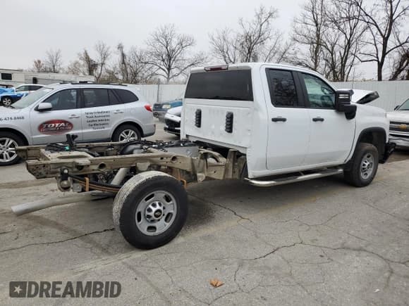 ✅ 2022 Chevrolet Silverado 2500HD • VIN: 1GB5YLE71NF335721 • Lot: 93628005. Wystawiony na Copart z przebiegiem 58 046 mil. Bezpłatny archiwum sprzedaży aukcyjnych z USA i szczegółowy raport historii pojazdu na DreamBid. Zdjęcie 3.