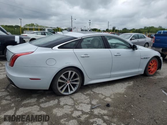 ✅ 2016 Jaguar XJ R-Sport • VIN: SAJWJ1CD1G8W01152 • Lot: 57673925. Listed on Copart with 23,950 mi. Free auction sales archive from the USA and detailed vehicle history report at DreamBid. Image 3.