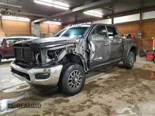 ✅ 2022 Ram 2500 Longhorn • VIN: 3C6UR5GL8NG193514 • Lot: 47435105. Wystawiony na Copart z przebiegiem 67 447 mil. Bezpłatny archiwum sprzedaży aukcyjnych z USA i szczegółowy raport historii pojazdu na DreamBid. Zdjęcie 1.