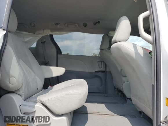 ✅ 2012 Toyota Sienna • VIN: 5TDZK3DC0CS233594 • Lot: 71744685. Wystawiony na Copart z przebiegiem 226 300 mil. Bezpłatny archiwum sprzedaży aukcyjnych z USA i szczegółowy raport historii pojazdu na DreamBid. Zdjęcie 11.