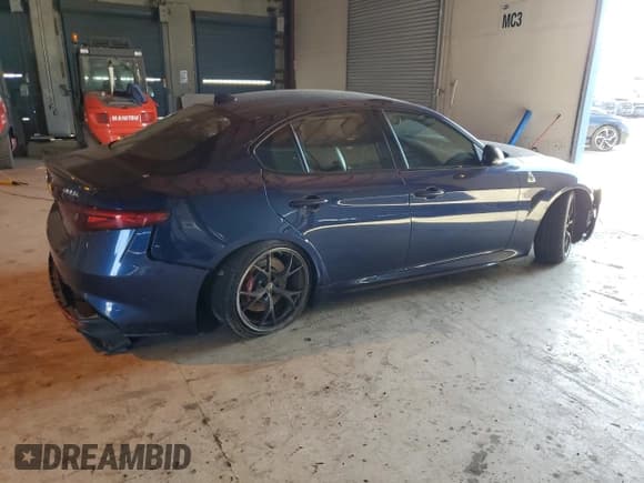 ✅ 2019 Alfa Romeo Giulia Quadrifoglio • VIN: ZARFAMEV1K7600139 • Lot: 90124555. Wystawiony na Copart z przebiegiem 61 821 mil. Bezpłatny archiwum sprzedaży aukcyjnych z USA i szczegółowy raport historii pojazdu na DreamBid. Zdjęcie 3.