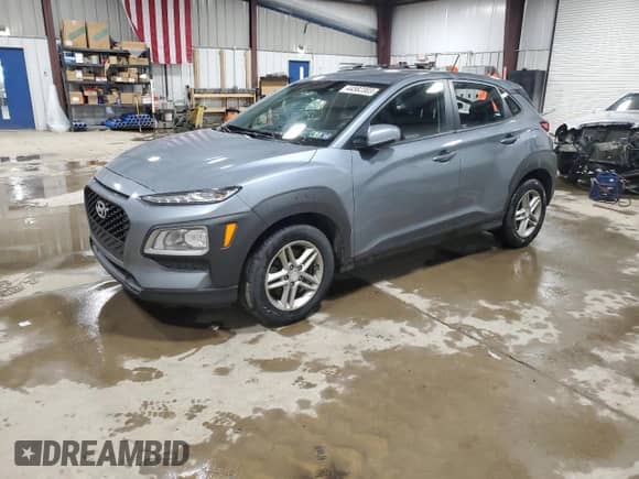 2018 Hyundai Kona SE z VIN KM8K1CAAXJU150086, wystawiony jako Copart lot #44582303 z przebiegiem 76 431 mil mil oraz . Historia ofert i sprzedaży dostępna na DreamBid. Obrazek 1.