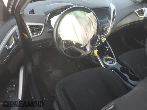 ✅ 2017 Hyundai Veloster • VIN: KMHTC6AD7HU306461 • Lot: 87666845. Wystawiony na Copart z przebiegiem 97 406 mil. Bezpłatny archiwum sprzedaży aukcyjnych z USA i szczegółowy raport historii pojazdu na DreamBid. Zdjęcie 8.