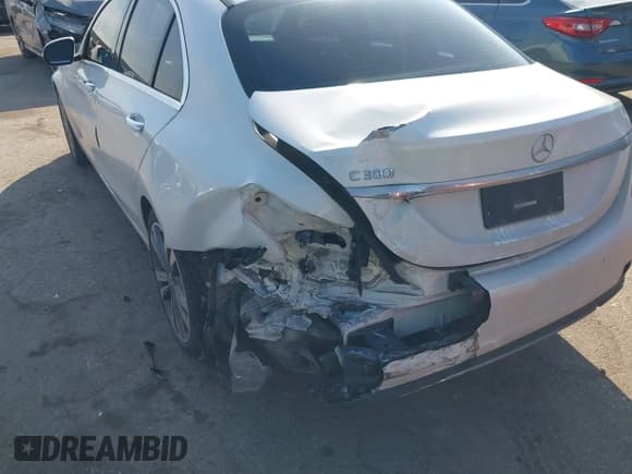 ✅ 2018 Mercedes-Benz C 300 • VIN: 55SWF4JB8JU259952 • Lot: 43535990. Wystawiony na IAAI z przebiegiem 135 066 mil. Bezpłatny archiwum sprzedaży aukcyjnych z USA i szczegółowy raport historii pojazdu na DreamBid. Zdjęcie 6.