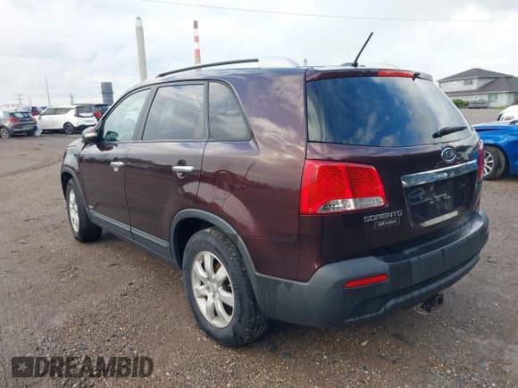 ✅ 2013 Kia Sorento LX • VIN: 5XYKTDA29DG318853 • Lot: 42923241. Wystawiony na IAAI z przebiegiem 137 813 mil. Bezpłatny archiwum sprzedaży aukcyjnych z USA i szczegółowy raport historii pojazdu na DreamBid. Zdjęcie 3.