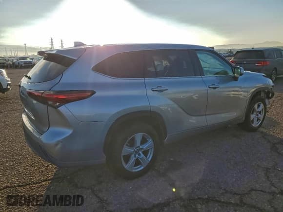 ✅ 2020 Toyota Highlander LE • VIN: 5TDZZRAH2LS007233 • Lot: 90550335. Wystawiony na Copart z przebiegiem 94 937 mil. Bezpłatny archiwum sprzedaży aukcyjnych z USA i szczegółowy raport historii pojazdu na DreamBid. Zdjęcie 3.
