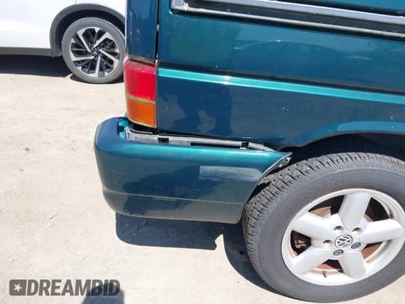 ✅ 2003 Volkswagen EuroVan GLS • VIN: WV2KB47033H002204 • Lot: 41977586. Wystawiony na IAAI z przebiegiem 124 749 mil. Bezpłatny archiwum sprzedaży aukcyjnych z USA i szczegółowy raport historii pojazdu na DreamBid. Zdjęcie 6.