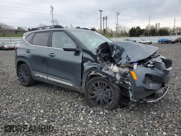 ✅ 2023 Kia Seltos Nightfall • VIN: KNDEUCA24P7347845 • Lot: 49322305. Wystawiony na Copart z przebiegiem 53 979 mil. Bezpłatny archiwum sprzedaży aukcyjnych z USA i szczegółowy raport historii pojazdu na DreamBid. Zdjęcie 4.