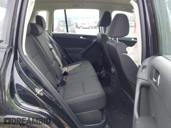 ✅ 2018 Volkswagen Tiguan • VIN: WVGBV7AX3JK002325 • Lot: 41960059. Wystawiony na IAAI z przebiegiem 57 619 mil. Bezpłatny archiwum sprzedaży aukcyjnych z USA i szczegółowy raport historii pojazdu na DreamBid. Zdjęcie 8.