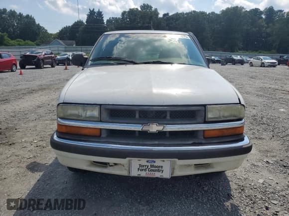 ✅ 2003 Chevrolet S-10 LS • VIN: 1GCCS19X038118231 • Lot: 71686275. Listed on Copart with 136,765 mi. Free auction sales archive from the USA and detailed vehicle history report at DreamBid. Image 5.