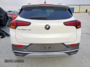 ✅ 2020 Buick Encore GX Essence • VIN: KL4MMFS25LB125831 • Lot: 70216825. Wystawiony na Copart z przebiegiem 55 231 mil. Bezpłatny archiwum sprzedaży aukcyjnych z USA i szczegółowy raport historii pojazdu na DreamBid. Zdjęcie 6.
