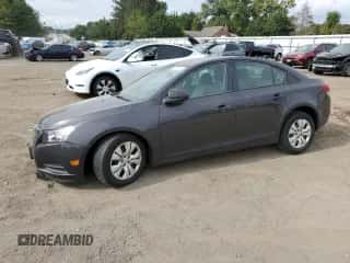 2014 Chevrolet Cruze LS z VIN 1G1PA5SG4E7147187, wystawiony jako Copart lot #83755995 z przebiegiem 125 469 mil mil oraz Czysty tytuł • Clean title. Historia ofert i sprzedaży dostępna na DreamBid. Obrazek 1.