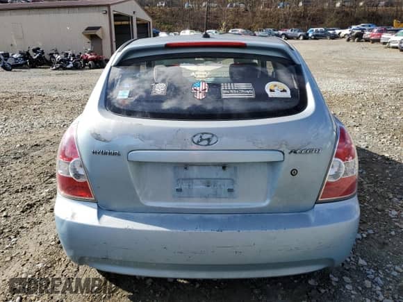 2009 Hyundai Accent Auto GS z VIN KMHCM36C19U127295, wystawiony jako Copart lot #79997944 z przebiegiem 236 362 mil mil oraz Szkoda całkowita • Salvage title. Historia ofert i sprzedaży dostępna na DreamBid. Obrazek 6.