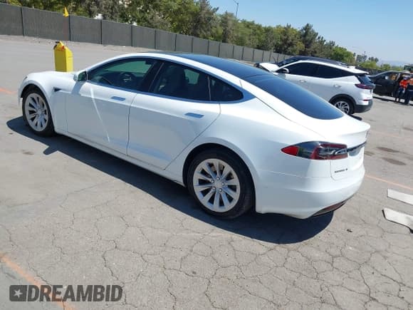 ✅ 2017 Tesla Model S 60 • VIN: 5YJSA1E19HF215502 • Lot: 42667040. Listed on IAAI with 74,627 mi. Free auction sales archive from the USA and detailed vehicle history report at DreamBid. Image 3.