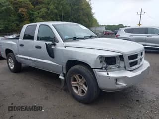 ✅ 2010 Dodge Dakota Bighorn/Lonestar • VIN: 1D7CW3GKXAS225851 • Lot: 43211752. Wystawiony na IAAI z przebiegiem 178 473 mil. Bezpłatny archiwum sprzedaży aukcyjnych z USA i szczegółowy raport historii pojazdu na DreamBid. Zdjęcie 1.