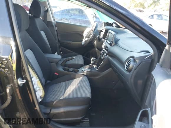 ✅ 2020 Hyundai Kona SEL • VIN: KM8K22AA3LU436940 • Лот: 43497566. Опубликован ранее на IAAI с пробегом 63 137 миль. Бесплатный доступ к архиву аукционных продаж из США и подробный отчёт об истории автомобиля на DreamBid. Изображение 5.