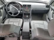 ✅ 1997 Mercedes-Benz C 230/260/280/320 • VIN: WDBHA28E3VF582237 • Lot: 76826534. Wystawiony na Copart z przebiegiem 240 702 mil. Bezpłatny archiwum sprzedaży aukcyjnych z USA i szczegółowy raport historii pojazdu na DreamBid. Zdjęcie 8.