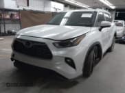 ✅ 2023 Toyota Highlander Platinum • VIN: 5TDKDRAH6PS003112 • Lot: 43111925. Wystawiony na IAAI z przebiegiem 33 641 mil. Bezpłatny archiwum sprzedaży aukcyjnych z USA i szczegółowy raport historii pojazdu na DreamBid. Zdjęcie 18.