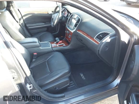 ✅ 2014 Chrysler 300 Uptown Edition • VIN: 2C3CCAAG7EH301572 • Лот: 43624336. Опубликован ранее на IAAI с пробегом 152 886 миль. Бесплатный доступ к архиву аукционных продаж из США и подробный отчёт об истории автомобиля на DreamBid. Изображение 5.